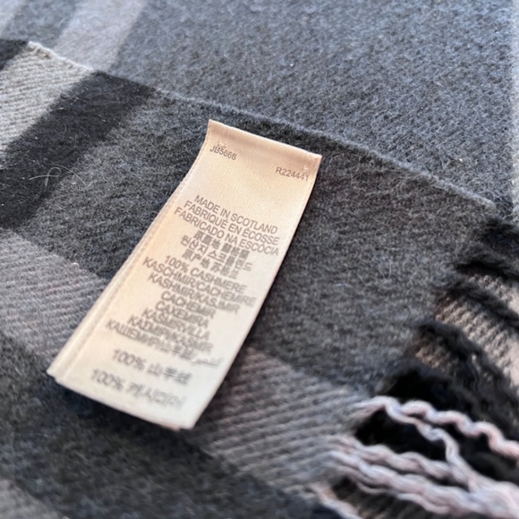 BURBERRY Cashmere Smoked Check Pattern Scarf 70" x 12" - Picture 5 of 5